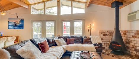 Groveland Vacation Rental | 2BR | 2BA | 1,430 Sq Ft | Stairs Required