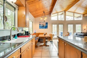 Kitchen | 2-Story Cabin | In-Unit Laundry | Walk to Pine Mountain Lake