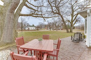 Private Patio | Self Check-In | 1 Mi to S.S. City of Milwaukee Museum