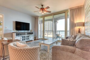 Living Room | Free WiFi | Central Heating & A/C | Smart TV
