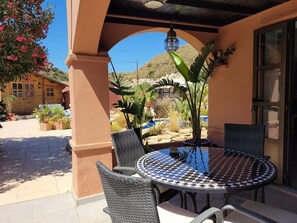 terrasse couverte à l'avant avec vue sur la terrasse piscine et abri de jardin