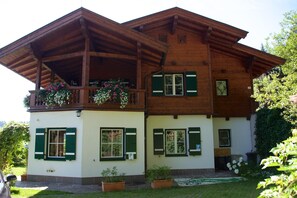 Außenseite Ferienhaus [Sommer]