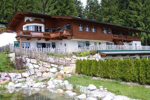 Außenseite Ferienhaus [Sommer]