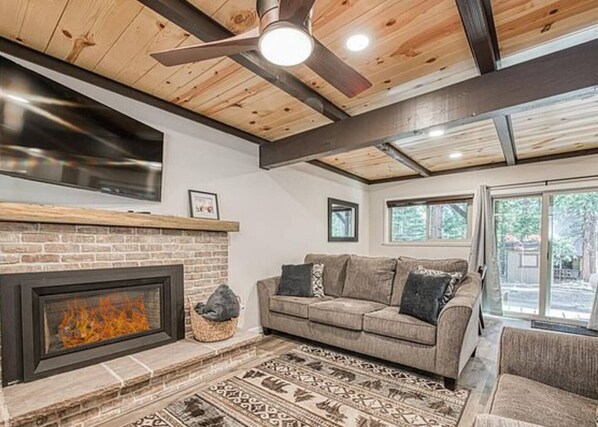 Welcome to Elderberry Cabin! Walking distance to Dorabelle Cove!