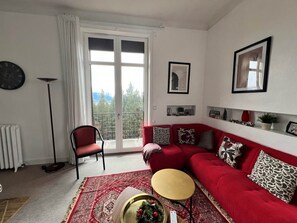 Coin salon 2 balcons, espace détente, TV laissez vous emporter par la magie des Pyrénées