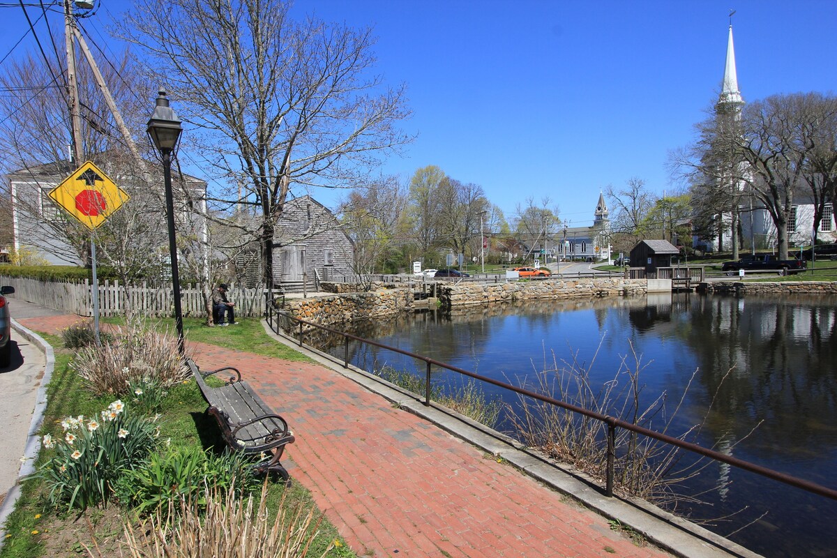 Beachland J – Cozy, updated E. Sandwich Beach cottage w/ ocean views from patio