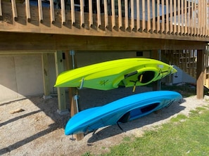 Complementary kayaks. Take them out to explore the lake or go fishing.