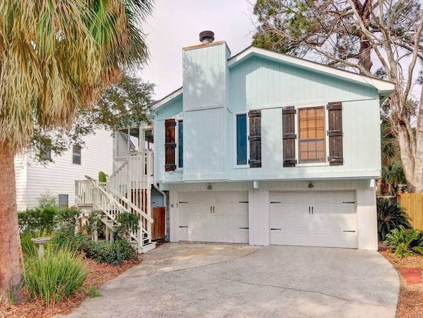 This cozy, bungalow is in a quiet Historic Ft. Screven Neighborhood. Close to the Tybee Lighthouse, the beach, restaurants and shops. 