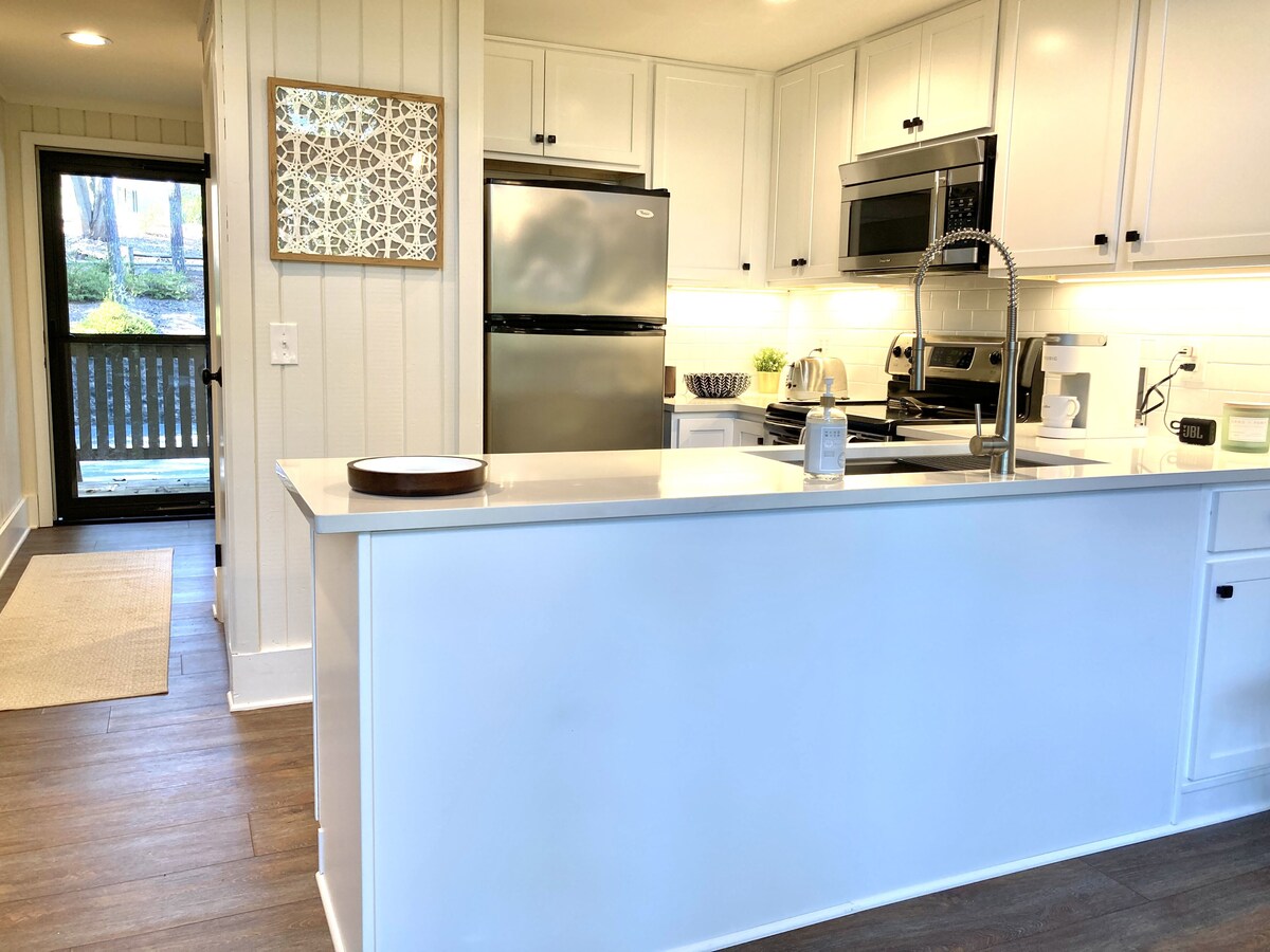 Keowee Key Modern Meets Cozy Premier Golf Lake Tennis Community Vacation Condo