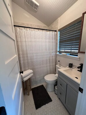 Private bath w/towels, shampoo, body wash, conditioner & tankless water heater!