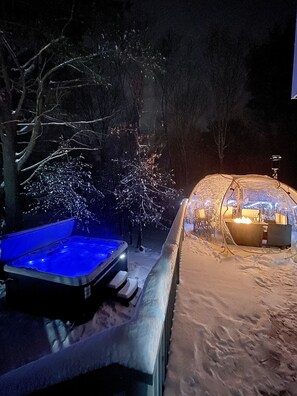 Outdoor spa tub