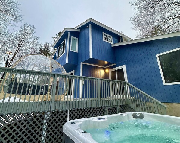 Outdoor spa tub