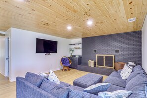Living Room | Free WiFi | Central Heating & A/C | Smart TV