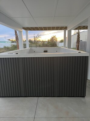 Outdoor spa tub