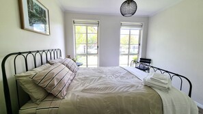 Master Bedroom (Queen bed)