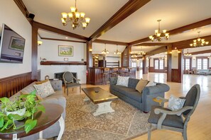 Lounge | Bar | 1st Floor