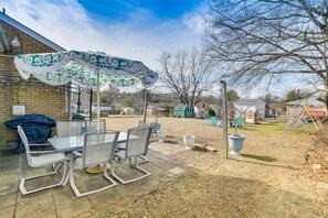 Private Backyard Area | Outdoor Fire Pit | BBQ Grill