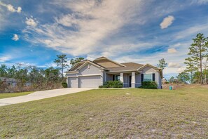 Single-Story House | In-Unit Laundry | 12 Mi to Weeki Wachee Springs State Park