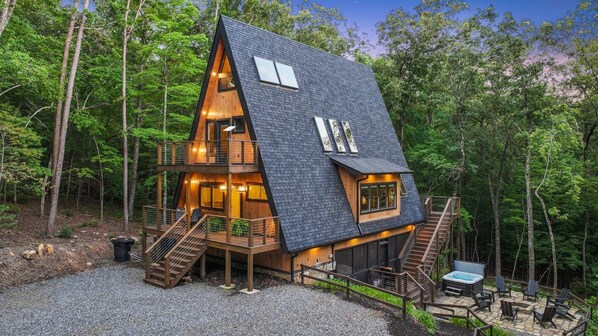 Escape to luxury and comfort in our stunning A Frame cabin, where modern amenities meet cozy charm. Perfect for family getaways and relaxing retreats!