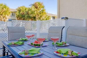 Offers Seating for 6