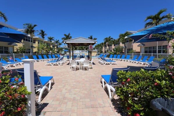 Barefoot Resort - Large, well maintained pool area