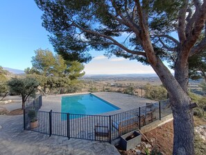 grand espace piscine sécurisé, accès de 10h à 20h partagé avec notre famille