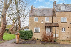 Snowdrop Cottage - StayCotswold