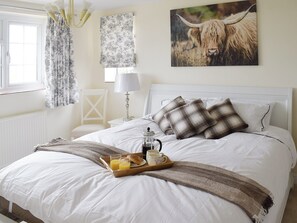 Relaxing en-suite double bedroom | Rudda Farm Cottage - Rudda Farm Cottages, Staintondale, near Whitby