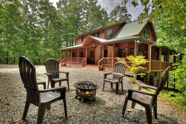 Rustic cabin with everything you need to enjoy the North Georgia Mountains