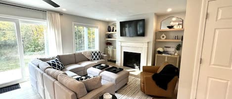 Cozy Living room with 52" Smart TV and Gas fireplace