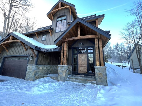 Modern Chalet with Ski on/off aceess on Lower Golds Rush