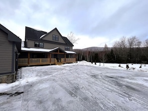 Newly constructed cottage minutes from the mountain