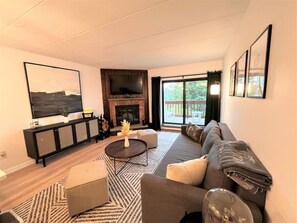 Living rm with Wood burning fireplace( Wood provided) 55" smart TV, Fold out queen bed. Not a cheap pullout mattress. Access to private deck with amazing views of the Mountain