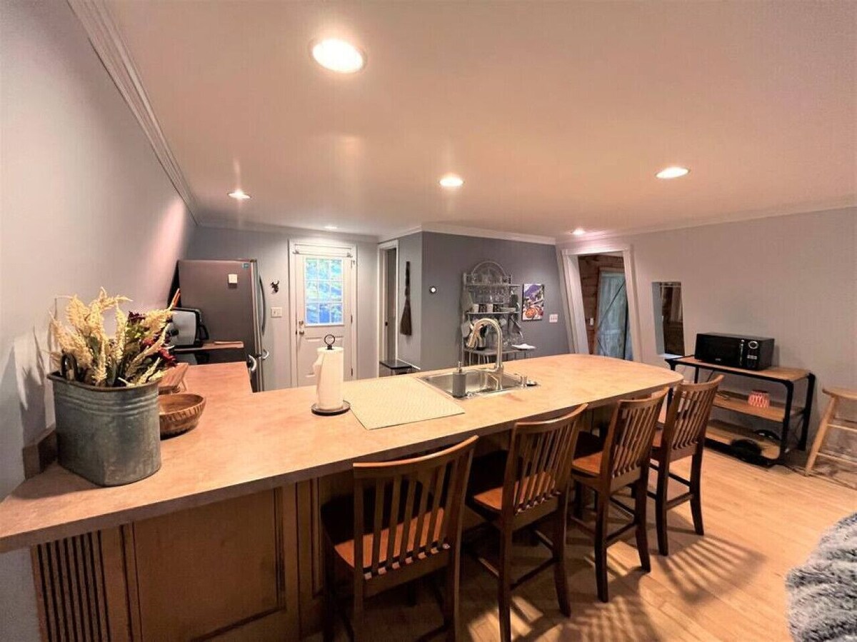 New! Mt Snow Chalet w/land, privacy, relaxation