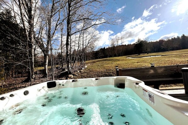 Brand new 6 person Hot tub with Bluetooth speakers to relax after a day of Hiking or Skiing! Overlooking the Golfcouse and amazing views of the stars!