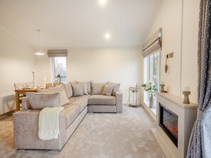 Living room/dining room | Oak View Lodge, Llanrhaeadr-yng-Nghinmeirch