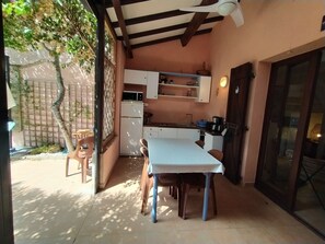 cuisine d'été équipée, ouverte sur la terrasse 