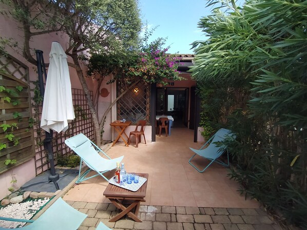 villa climatisée accès plage à pied, petite résidence tranquille et sécurisée
