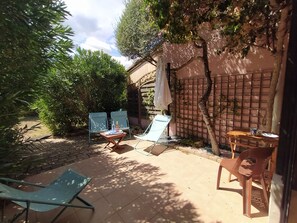 terrasse sans vis à vis, bordée de plantations, avec mobilier de jardin