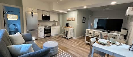 Newly renovated studio apt steps from the beach!