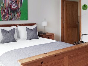 Double bedroom | Roe Deer Cottage, North Ballachulish, near Glencoe