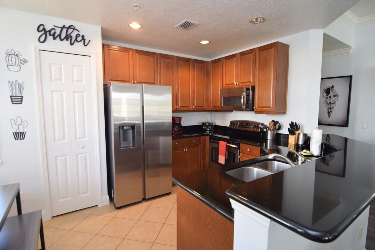 Stylish Updated 3 bed/2 bath condo, wraparound balcony, 6 pools, Disney 9 miles!