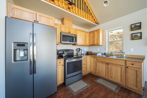 Kitchen with all the basics. 