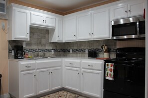 401B-Kitchen2