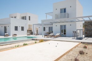 Beautiful Paros Villa | 1 Bedroom | Villa Rock | Private Jacuzzi & Garden View | Naousa