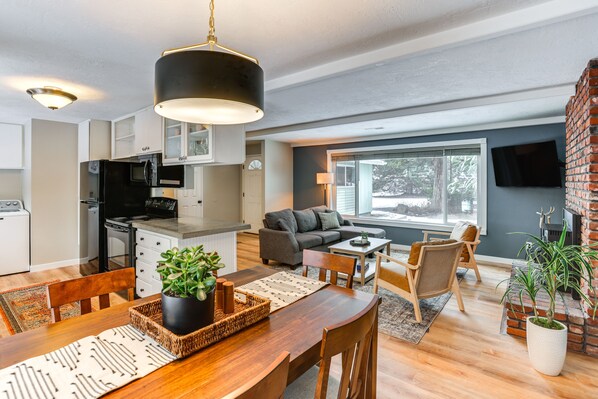 Bend Vacation Rental | 3BR | 1.5BA | 1,100 Sq Ft | 2 Steps Required
