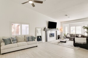 Living Room | Queen Sleeper Sofa | Smart TV | Fireplace (Decorative)