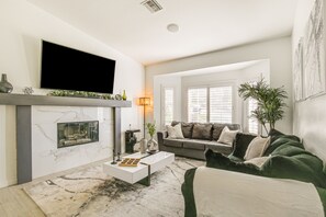 Living Room | Speakers | Board Games | Central Air Conditioning/Heat