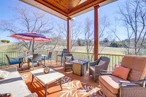 Elevated Deck | Fire Table | Gas Grill | 3-Story Home