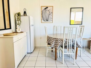 Möbel, Interior Design, Flooring, Holz, Fussboden, Stuhl, Tabelle, Küche & Esszimmer Tisch, Esszimmer, Beleuchtung